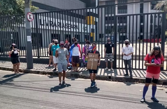 Manifestantes fazem protesto LGBT contra Ana Paula Valadão na Igreja Batista da Lagoinha na Concórdia