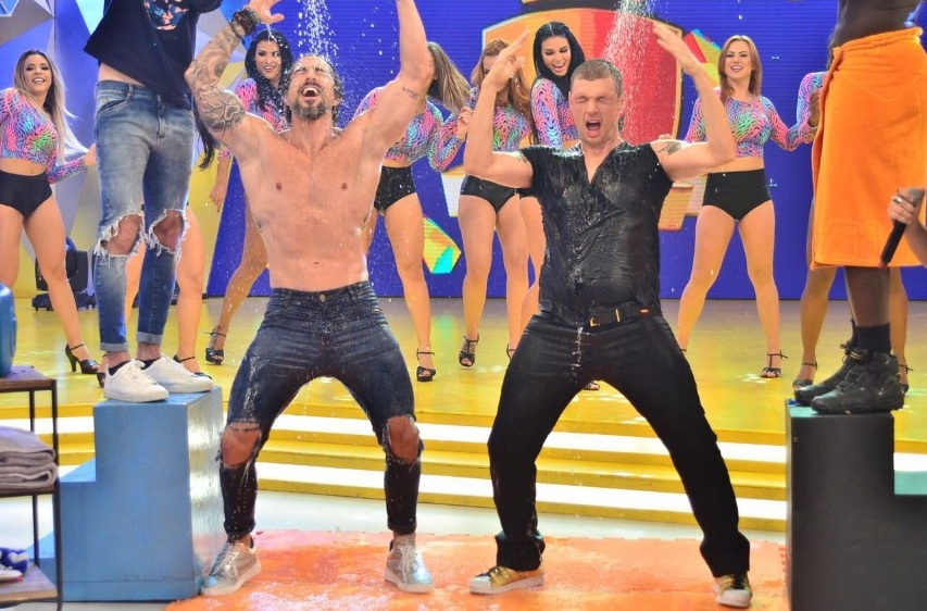 Marcos Mion tira a camisa, leva banho de água no palco junto a Nick Carter dos Backstreet Boys e lidera trending topics do Twitter