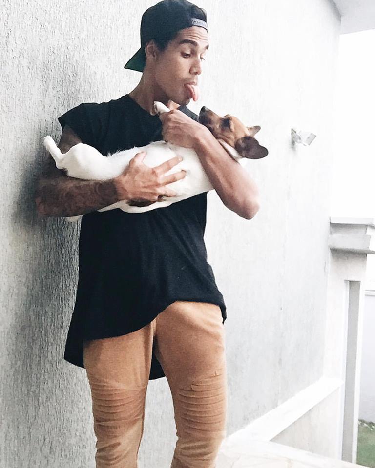 Micael Borges - o Mika - mostra volume bem-dotado em foto no Facebook