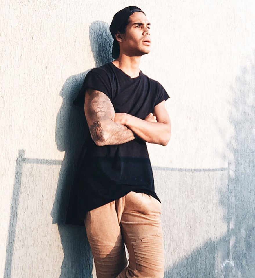 Micael Borges - o Mika - mostra volume bem-dotado em foto no Facebook