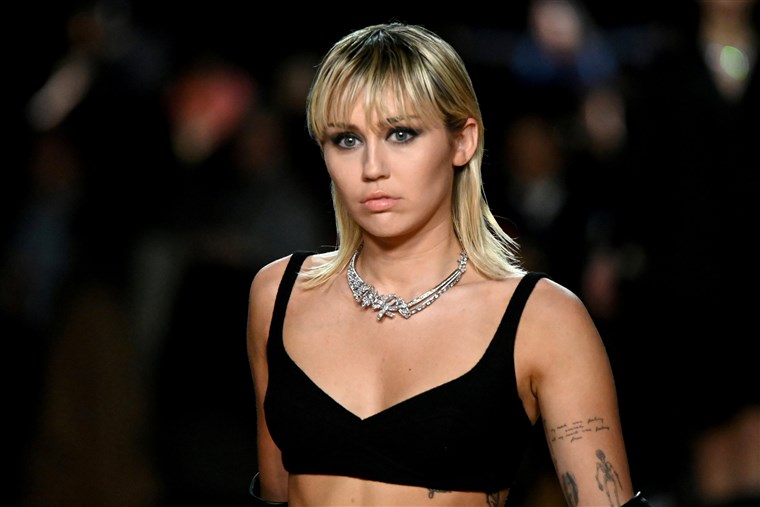 Miley Cyrus diz que deixou a igreja após saber que amigos gays eram enviados a centros de 'cura gay'