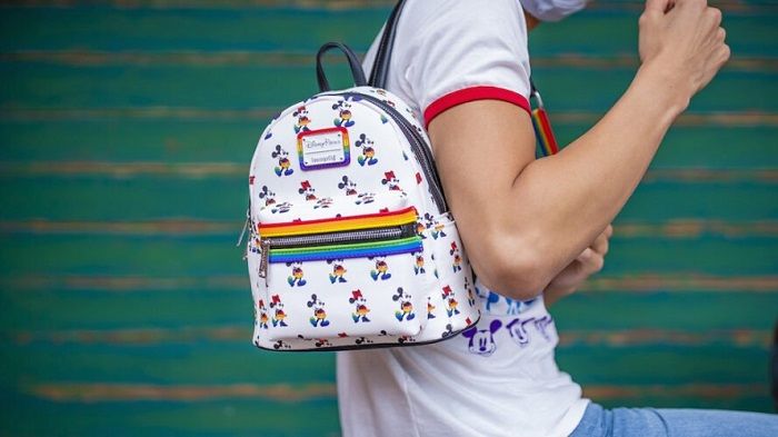 Mochila gay do Mickey à venda na loja da Disney