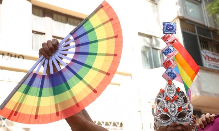 'Quem casou, casou'! Mulheres reclamam por tantos gays no carnaval
