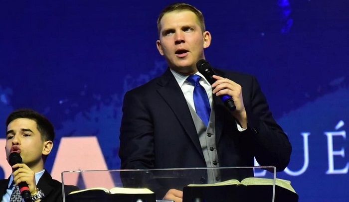 Justiça manda igreja tirar do ar vídeo de pastor atacando gays