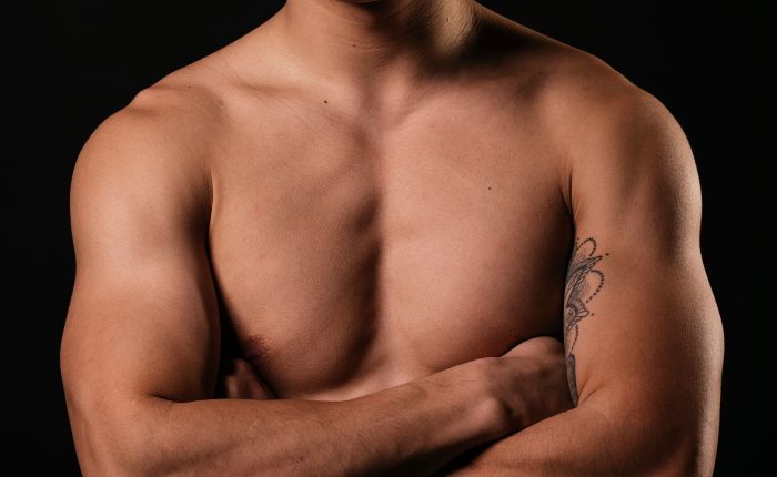 51 homens são presos por tirar a camisa em balada gay