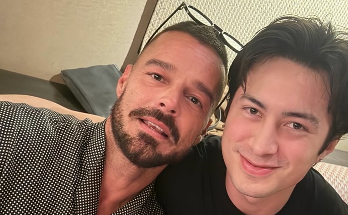 Casal gay? Ricky Martin janta ao lado de Hudson Williams