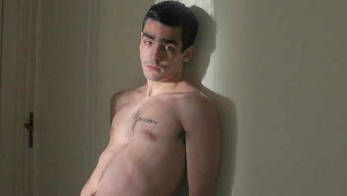 Omar Auyso posa pelado