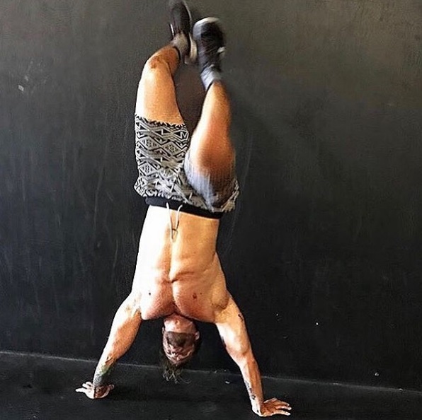 Religioso sueco Oskar Arngarden é conhecido como 'padre do crossfit' e chama atenção pelo corpo sarado no Instagram