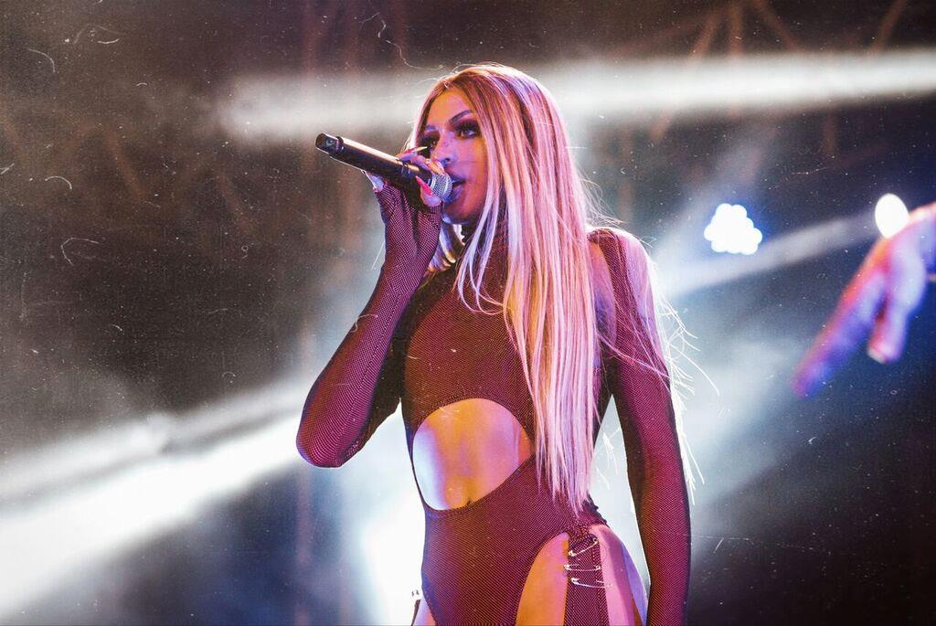 Pabllo Vittar coloca quarta música em primeiro lugar no Top 30 Gay Brasil, é Amor de Que