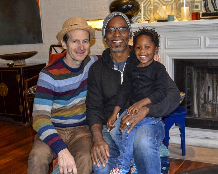 Pais gays famosos: o ator Denis O'Hare com marido e filho