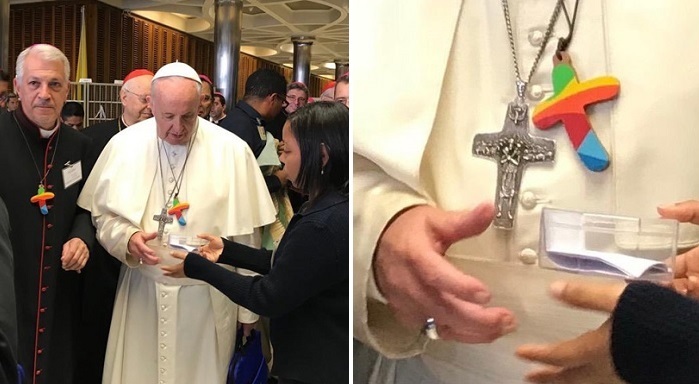 Papa Francisco não usou cruz LGBT arco-íris