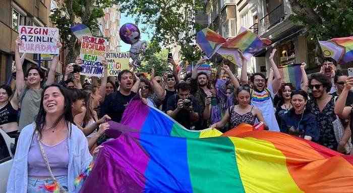 50 são presos em parada gay LGBT de Istambul, na Turquia