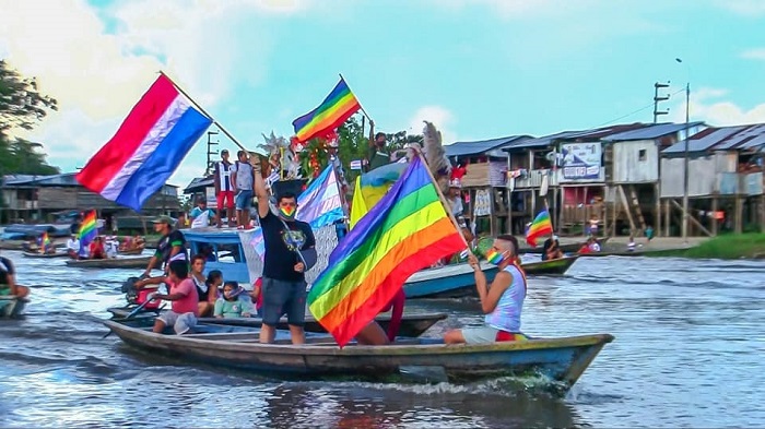 Parada LGBT de Iquitos, no Peru, é realizada sob as águas