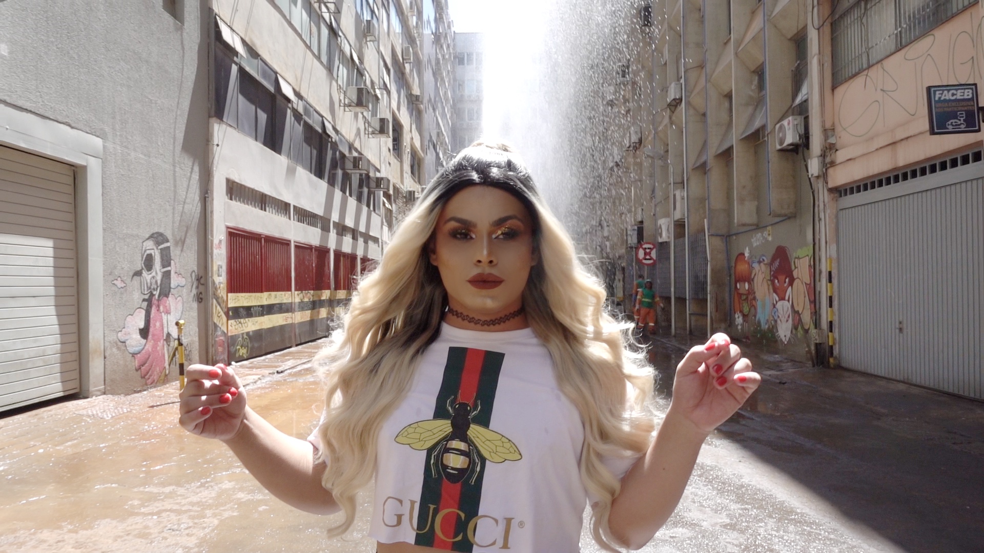 Drag queen Pikineia, de Brasília, lança clipe Movimenta e Senta