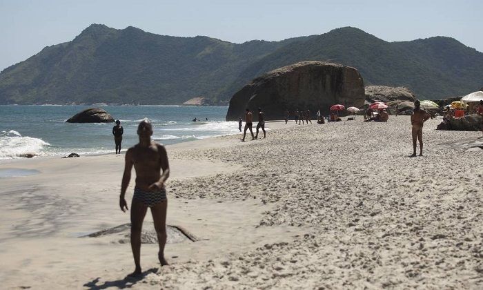 Praia do Abricó, de nudismo, reabre no Rio de Janeiro