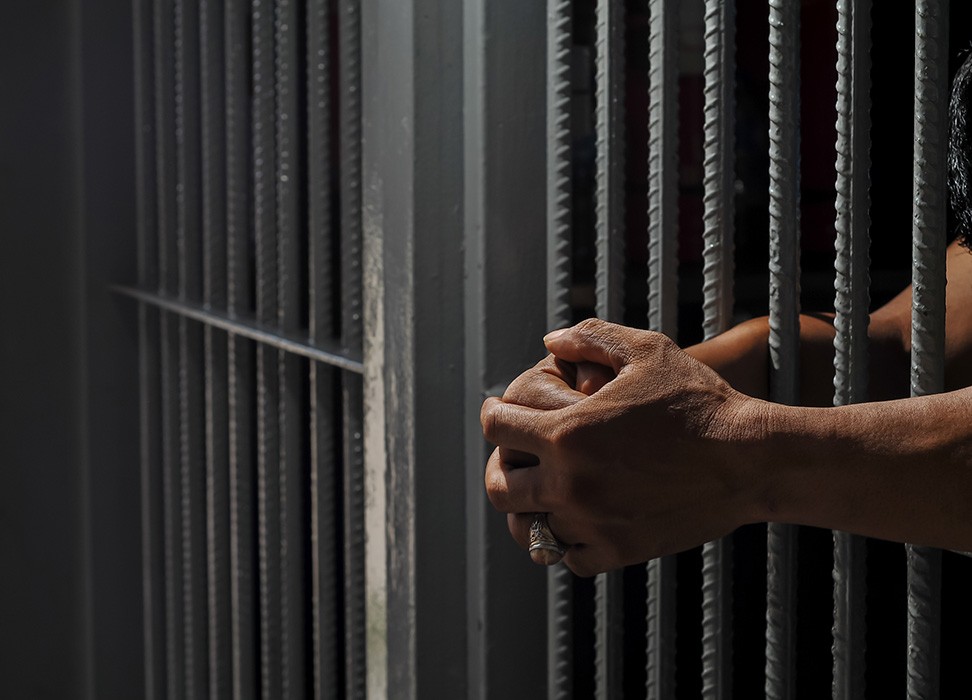 Homofobia: preso mata dois detentos dentro da cela em Minas Gerais