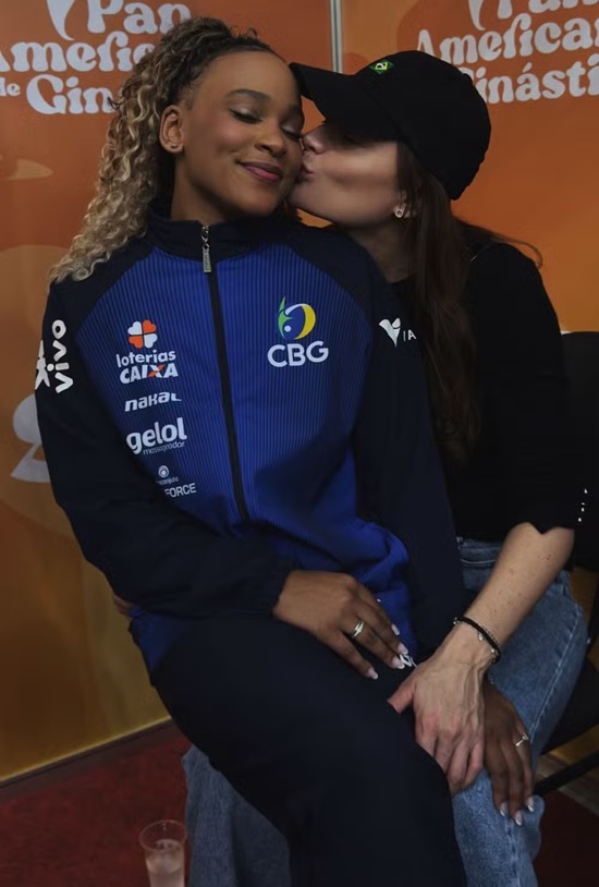 Rebeca Andrade: web reage à foto de carinho com amiga