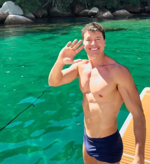 Rodrigo Faro mostra corpo sarado e musculoso aos 52 anos de sunga