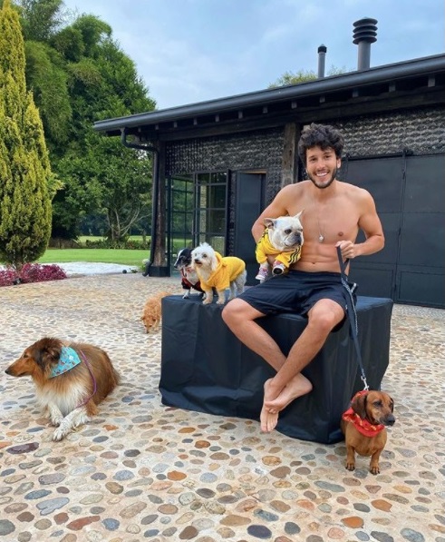 12 imagens fotos do cantor colombiano Sebastian Yatra: gato e sarado