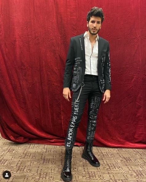 12 imagens fotos do cantor colombiano Sebastian Yatra: gato e sarado