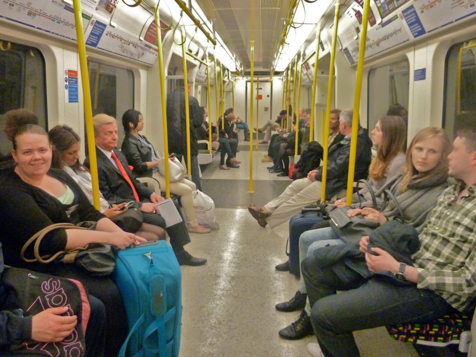 Metrô de Londres: George Mason e Nicholas Mullan são multados por transarem no vagão