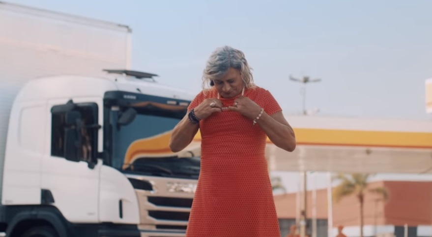 Shell coloca caminhoneira transexual em anúncio