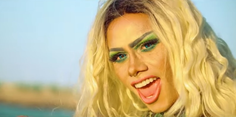 Silvero Pereira vive drag queen Gisele Almodóvar no clipe de Vem ao lado de Maycon Feijó