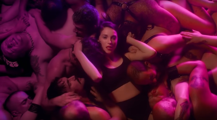 St. Vincent lança clipe em orgia gay, Fast Slow Disco