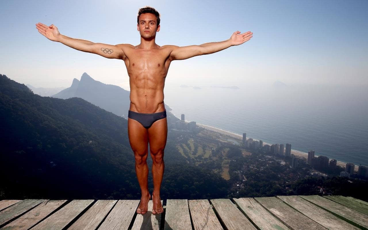 Vaza foto de Tom Daley pelado de bunda pra cima