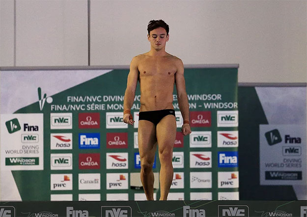 Vaza foto de Tom Daley pelado de bunda pra cima