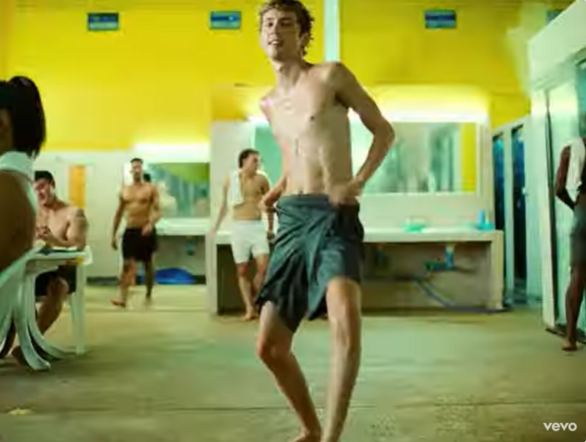 Troye Sivan aparece pelado em clipe