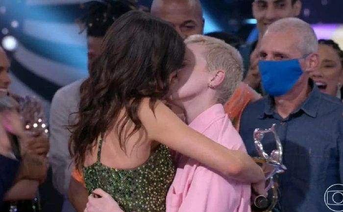 Vitoria Strada e Marcella Rica se beijão no Domingão com Huck