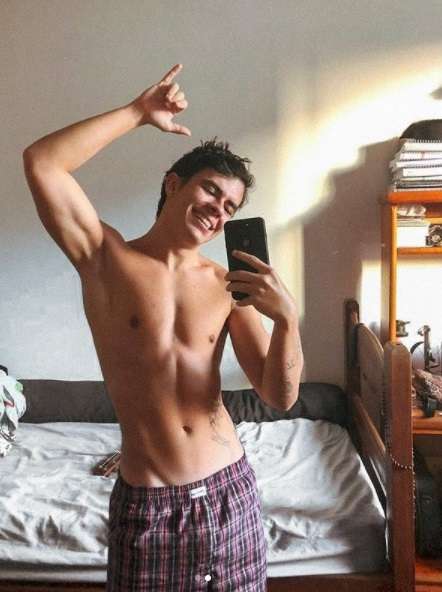 12 fotos do ator bissexual Yago Machado