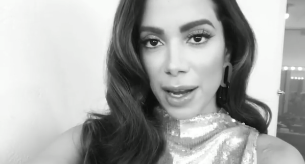 'Não voto em homofóbico', diz Anitta em vídeo