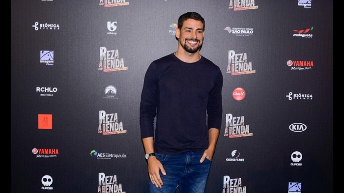 Cauã Reymond aparece pelado na janela de seu apartamento