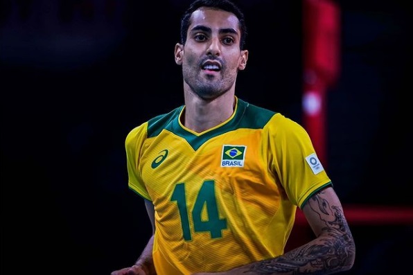 Holanda rebate acusação de homofobia feita por Douglas Souza