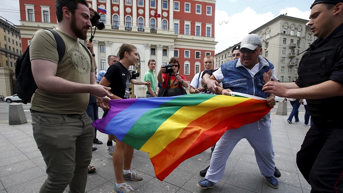 Brasil faz cartilha alertando torcedores de homofobia na Rússia