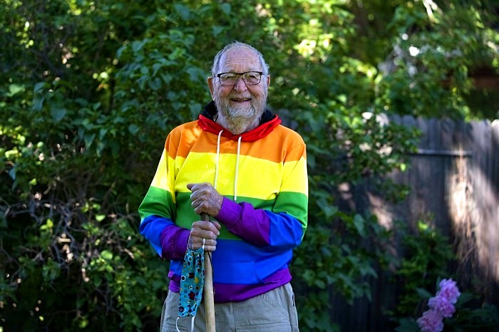 Homem se assume gay aos 90 anos e dá conselho aos jovens