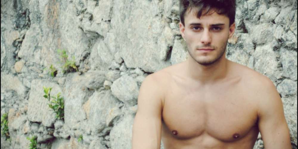 Hugo Bonemer afirma que foi aconselhado a ficar no armário