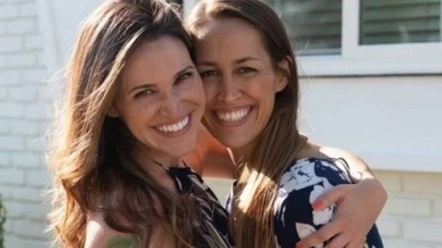 Mulher presenteia marido com ménage, descobre-se lésbica e o deixa