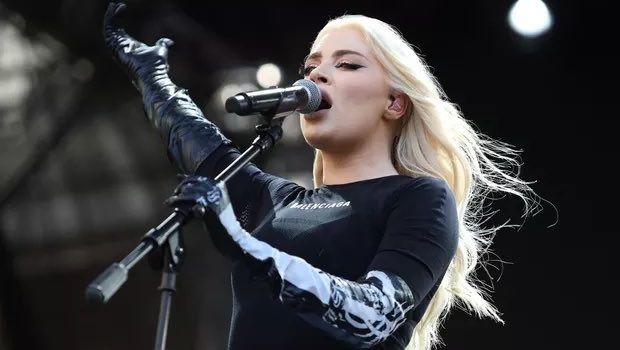 Luísa Sonza interrompe show para expulsar transfóbico da plateia